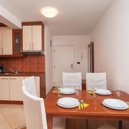 Four-bedroom In Apartament *