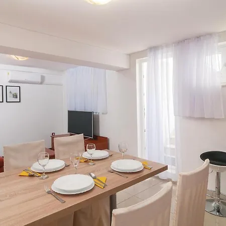 Four-bedroom In Apartament *