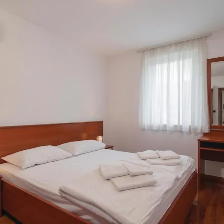 Four-bedroom In Apartament Supetar